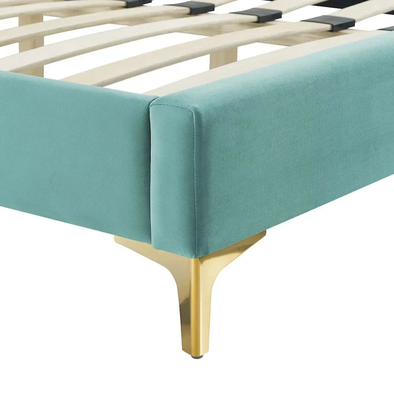 Lit plateforme simple en velours de performance touffeté ambre