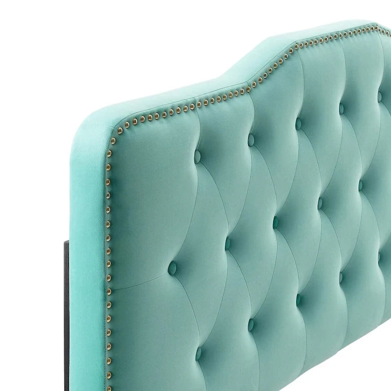 Lit plateforme simple en velours de performance touffeté ambre