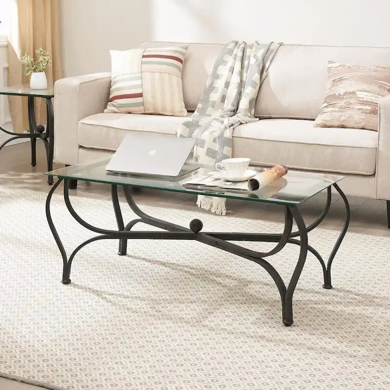 Une table basse rectangulaire avec deux tables d'appoint carrées