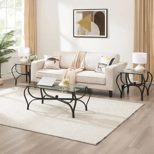 Une table basse rectangulaire avec deux tables d'appoint carrées